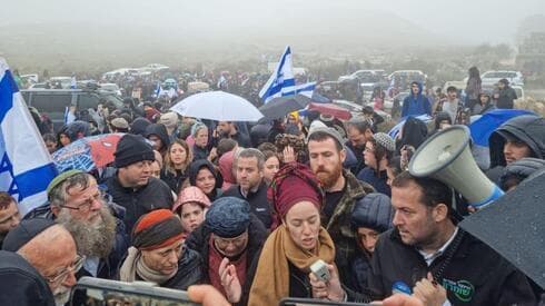 Los colonos marchando hacia el puesto de avanzada de Horesh después de que un estudiante de Yeshiva fuera asesinado a tiros por palestinos. ( Berla Crombi)) Los colonos marchando hacia el puesto de avanzada de Horesh después de que un estudiante de Yeshiva fuera asesinado a tiros por palestinos.