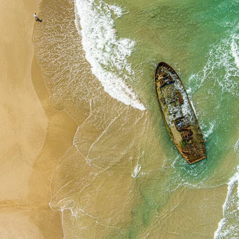Reserva Natural de la Playa Dor HaBonim y el barco abandonado en la playa. (Roni Kiperman) Reserva Natural de la Playa Dor HaBonim y el barco abandonado en la playa.