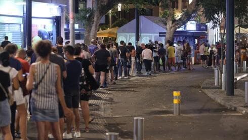 Fila de personas en un centro de vacunación en Tel Aviv. 