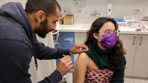 Una adolescente recibe la vacuna contra el coronavirus en Jerusalem. 