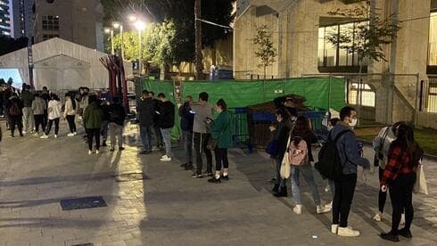 Personas esperando para hacerse la prueba contra el COVID-19 en Tel Aviv. (Moti Kimchi) Personas esperando para hacerse la prueba contra el COVID-19 en Tel Aviv.