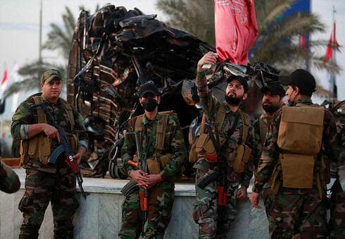 Milicianos pro-iraníes se fotografían junto al automóvil en el que viajaba Qassem Soleimani al momento de su asesinato. (AFP) Milicianos pro-iraníes se fotografían junto al automóvil en el que viajaba Qassem Soleimani al momento de su asesinato.
