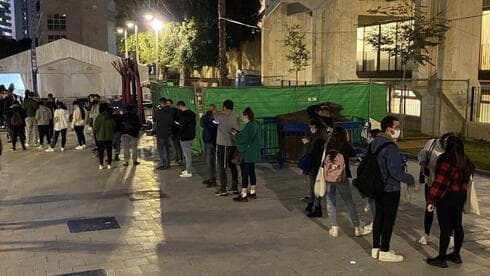 Fila de personas en un centro de testeo en Tel Aviv. 