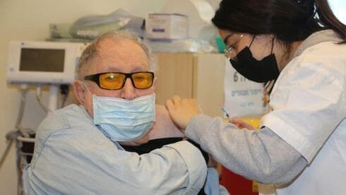 Un anciano recibe la cuarta inyección contra el coronavirus en Ashkelon. (Barel Efraim) Un anciano recibe la cuarta inyección contra el coronavirus en Ashkelon.