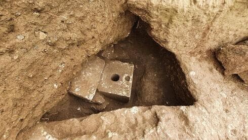 Antiguo inodoro descubierto en una excavación arqueológica en Jerusalem. 