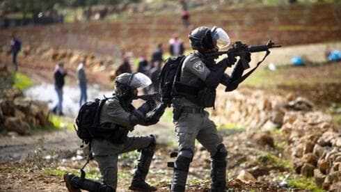 Fuerzas israelíes disparan hacia una manifestación palestina, en la ciudad cisjordana de Nablus. (Flash90) Fuerzas israelíes disparan hacia una manifestación palestina, en la ciudad cisjordana de Nablus.