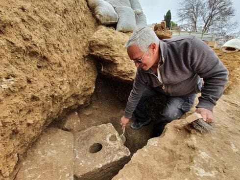 El arqueólogo Ya'akov Billig cerca del antiguo inodoro descubierto en una excavación en Jerusalem. (Autoridad de Antigüedades de Israel) El arqueólogo Ya'akov Billig cerca del antiguo inodoro descubierto en una excavación en Jerusalem.