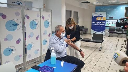 El director general del Ministerio de Salud, el profesor Nachman Ash, recibe la cuarta dosis de la vacuna contra el coronavirus. 