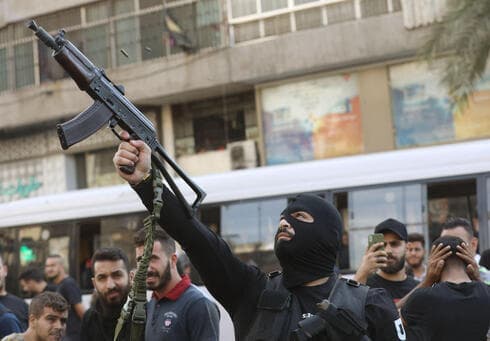  Un militante de Hezbolá en Beirut, la capital del Líbano. 