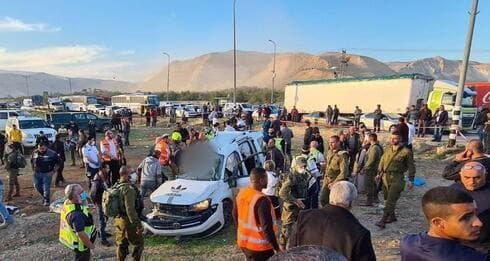 Otra toma del lugar del accidente, en la que se pueden apreciar los daños del automóvil. (MDA) Otra toma del lugar del accidente, en la que se pueden apreciar los daños del automóvil.