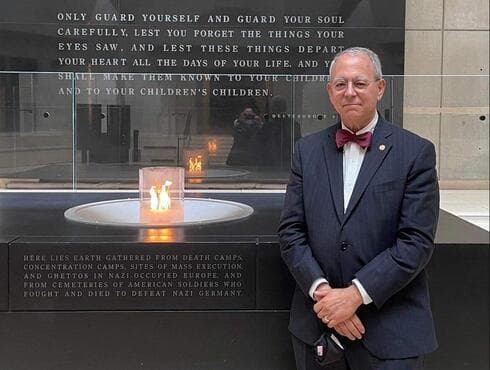 Charles Kaufman en el Museo Conmemorativo del Holocausto de los Estados Unidos en Washington. (Cortesía) Charles Kaufman en el Museo Conmemorativo del Holocausto de los Estados Unidos en Washington.