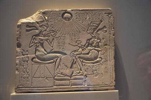 Dibujo del faraón Akenatón y la reina Nefertiti exhibido en Berlín, Alemania. (shutterstock) Dibujo de Akenatón y Nefertiti exhibido en Berlín, Alemania.rostro de Nefertiti, tal como fue restaurado hace unos años.