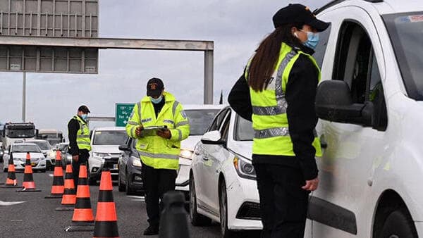 La policía hace cumplir el cierre en Glilot Junction en el norte de Israel en 2020. (Nadav Abbas) La policía hace cumplir el cierre en Glilot Junction en el norte de Israel en 2020.