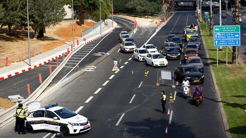 Agentes de policía hacen cumplir el cierre general por coronavirus en 2020. (Reuters) Agentes de policía hacen cumplir el cierre general por coronavirus en 2020.