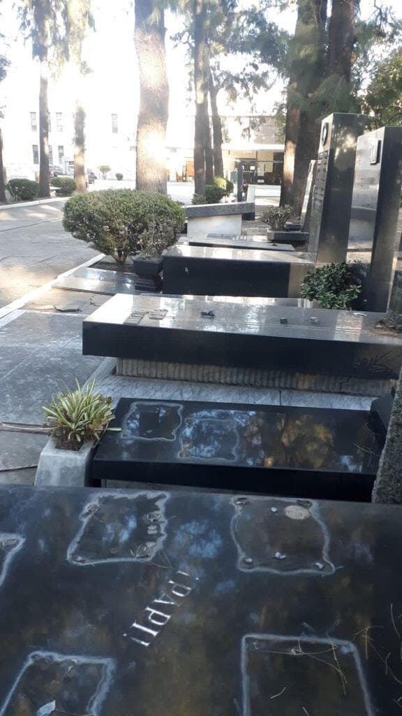 Robo de placas de bronces en el cementerio judío de La Tablada en la provincia de Buenos Aires, Argentina. (AMIA) Robo de placas de bronces en el cementerio judío de La Tablada en la provincia de Buenos Aires, Argentina.
