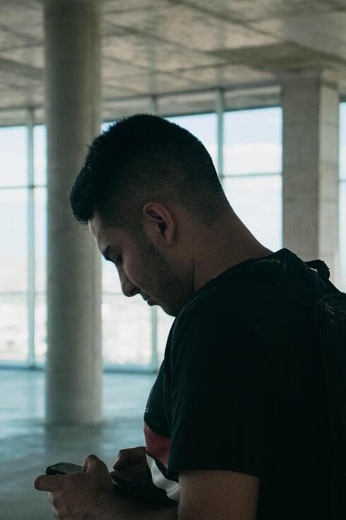 La IA ni el celular podrán reemplazar la terapia psicoanalítica. Por ahora... (Carlos Macías en Unsplash) La IA ni el celular podrán reemplazar la terapia psicoanalítica. Por ahora...