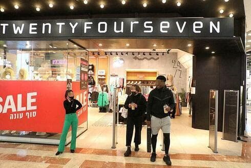 Compradores en el centro comercial Azrieli de Tel Aviv.