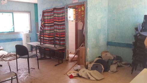 Un aula desordenada en una escuela de la comunidad árabe de Jisr az-Zarqa. (Hassan Shaalan) Un aula desordenada en una escuela de la comunidad árabe de Jisr az-Zarqa.