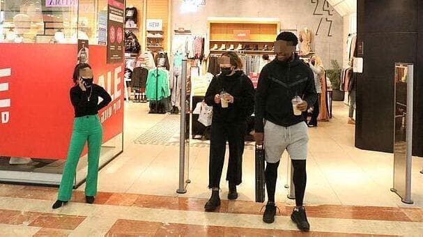 Compradores en el centro comercial Azrieli de Tel Aviv. 