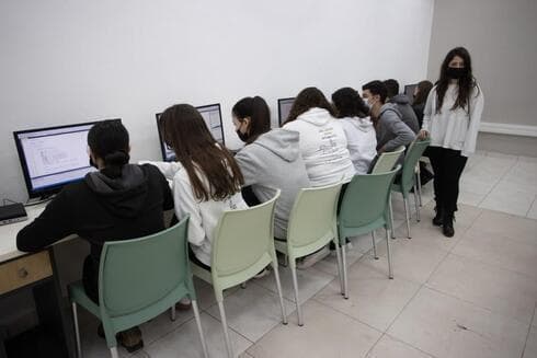 Alumnos durante una clase de computación en un instituto de Beit She'an. (Gil Nachoshtan) Alumnos durante una clase de computación en un instituto de Beit She'an.