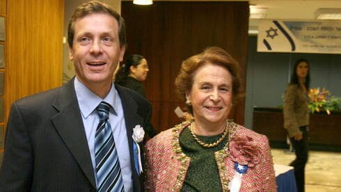 El presidente Yitzhak Herzog con su madre Aura en 2006.