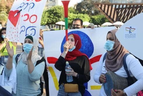 Manifestantes que protestan por los bajos salarios de los profesores.
