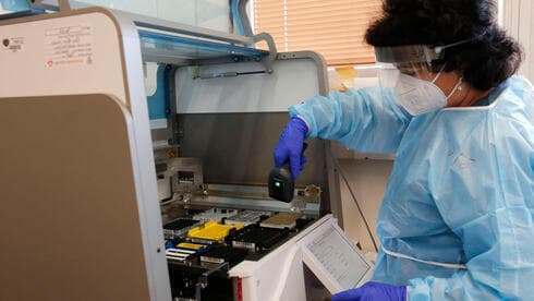 Técnico de laboratorio en el Centro Médico Barzilai en Ashkelon. 