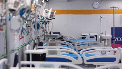 Camas sin ocupar aún en la sala de coronavirus en el Centro Médico Sheba. (Ohad Zweigenberg) Sala de coronavirus en el Centro Médico Sheba.