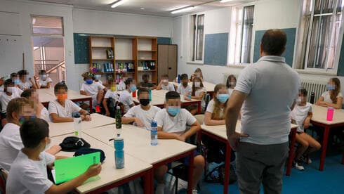 Aula de escuela primaria durante la pandemia de coronavirus. 