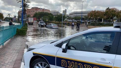 Policías intentan ayudar a las personas que quedaron atrapadas en las inundaciones. (Portavoz de la Policía) Policías intentan ayudar a las personas que quedaron atrapadas en las inundaciones.