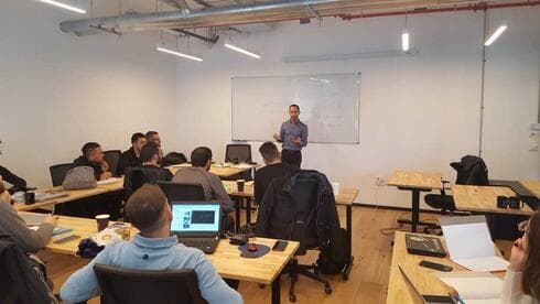 Estudiantes árabes en un programa de alta tecnología.