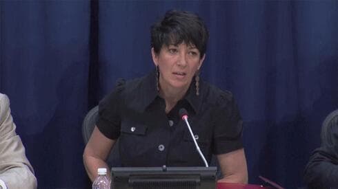Ghislaine Maxwell, expareja y cómplice por los delitos de Epstein. 