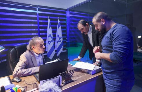 Reparto y equipo palestino en una escena de la serie First of the Free de Gaza Al-Aqsa TV. (AFP) Reparto y equipo palestino en una escena de la serie First of the Free de Gaza Al-Aqsa TV.