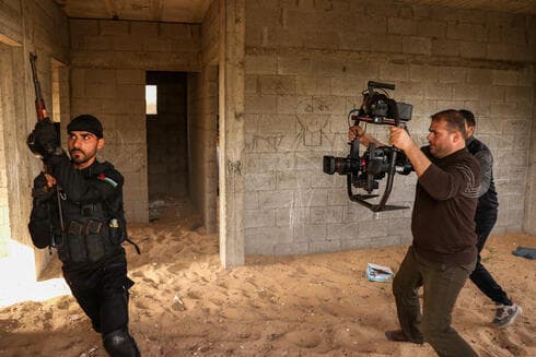 Actores y equipo palestinos ruedan una escena de la serie "Fist of the Free" de la televisión local Al-Aqsa, en la ciudad de Gaza. (AFP) Actores y equipo palestinos ruedan una escena de la serie "Fist of the Free" de la televisión local Al-Aqsa, en la ciudad de Gaza.