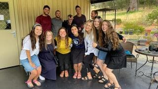 James Lillywhite junto al grupo de jóvenes judíos. 
