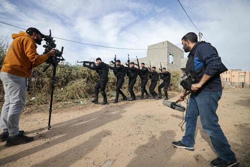 Reparto y equipo palestino en una escena de la serie First of the Free de Gaza Al-Aqsa TV. (AFP) Reparto y equipo palestino en una escena de la serie First of the Free de Gaza Al-Aqsa TV.
