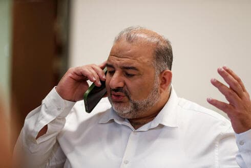 Mansour Abbas se ve obligado a realizar un delicado acto de equilibrio entre los deseos de sus votantes árabes y sus socios judíos de la coalición.