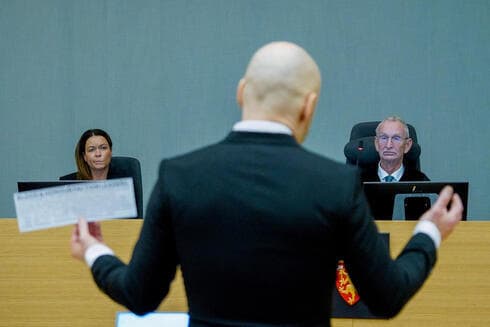 La jueza Henriette Thoner y el juez Dag Bjoervik en el primer día del juicio del asesino en masa Anders Behring Breivik, donde solicita la libertad condicional. (Reuters) La jueza Henriette Thoner y el juez Dag Bjoervik en el primer día del juicio del asesino en masa Anders Behring Breivik, donde solicita la libertad condicional.