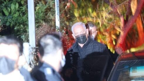 El líder de la oposición, Benjamín Netanyahu, sale de la casa de su abogado en Ramat Gan, 16 de enero de 2022. 