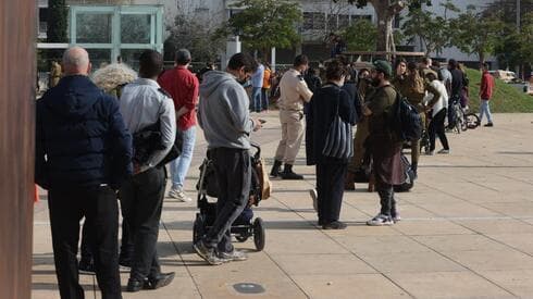 Personas hacen fila para poder testearse. 