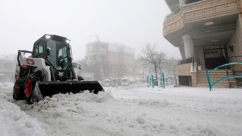Una máquina ayuda a correr la nieve en Majdal Shams. 