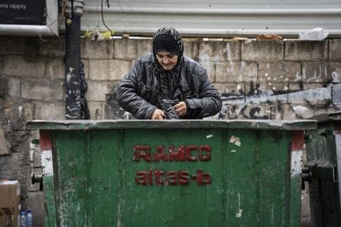 Hoda: "Mi único sueño es tener una cosa para mí y mi familia y poder vivir como un ser humano". (AP) Líbano pobreza basura