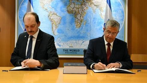 El general del Ministerio de Defensa, Amir Eshel, y el CEO de Thyssenkrupp, Rolf Wirtz, firman el acuerdo para la compra de los tres submarinos. (Ministerio de Defensa) El general del Ministerio de Defensa, Amir Eshel, y el CEO de Thyssenkrupp, Rolf Wirtz, firman el acuerdo para la compra de los tres submarinos.