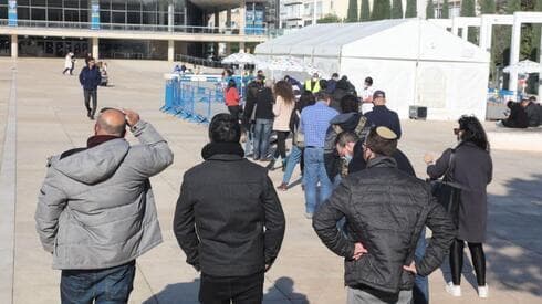 Fila en un centro de testeo en Tel Aviv. 