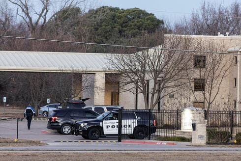 Policía afuera de la sinagoga de la Congregación Beth Israel durante el enfrentamiento armado del sábado. (AP) Policía afuera de la sinagoga de la Congregación Beth Israel durante el enfrentamiento armado del sábado.