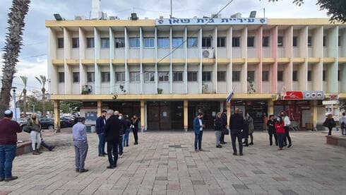 Trabajadores de la Municipalidad de Beit She'an salen del edificio durante el sismo ocurrido el domingo. (Municipalidad de Beit She'an) Trabajadores de la Municipalidad de Beit She'an salen del edificio durante el sismo ocurrido el domingo.