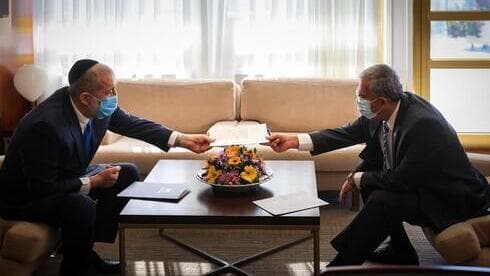 Aryeh Deri entrega su carta de renuncia al presidente de la Knesset, Mickey Levy.