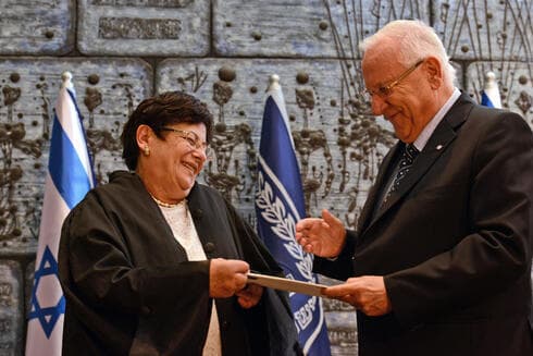 Naor y el entonces presidente Reuven Rivlin vistos sonriendo durante su ceremonia de juramento como presidenta del Tribunal Supremo, el 15 de enero de 2015. (GPO) Naor y el entonces presidente Reuven Rivlin vistos sonriendo durante su ceremonia de juramento como presidenta del Tribunal Supremo, el 15 de enero de 2015.