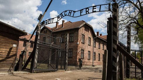 Portal de ingreso al campo de exterminio nazi de Auschwitz: "El trabajo libera". (Shutterstock) Portal de ingreso al campo de exterminio nazi de Auschwitz: "El trabajo libera".