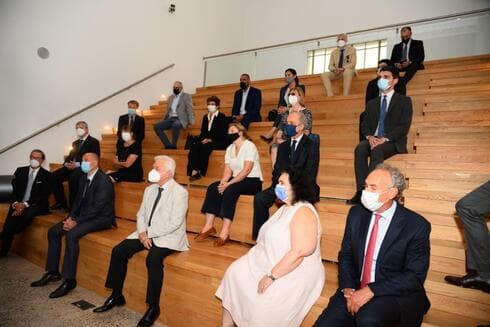 El Museo del Holocausto de Buenos Aires se encuentra en Montevideo 919 (CABA) y cuenta con una exhibición permanente de 1554 m². (Museo del Holocausto de Buenos Aires) El Museo del Holocausto de Buenos Aires se encuentra en Montevideo 919 (CABA) y cuenta con una exhibición permanente de 1554 m².